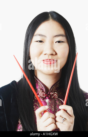 Porträt einer jungen Frau mit Stäbchen Stockfoto