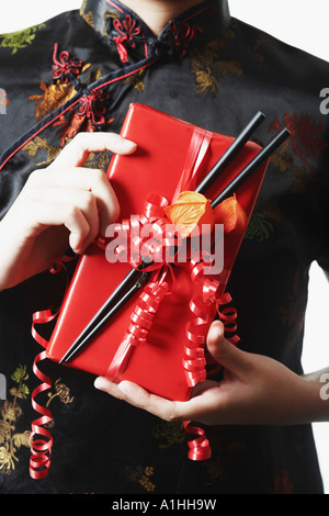 Mitte Schnittansicht einer Frau mit einem Geschenk in der hand Stockfoto