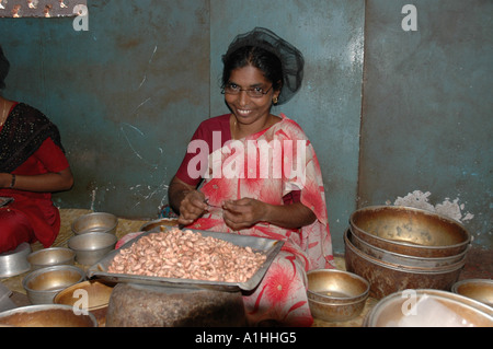 Eine Frau in einem der vielen Cashew-Nuss-Fabriken in der Nähe der Küste von Südindien Tamil Nadu Stockfoto