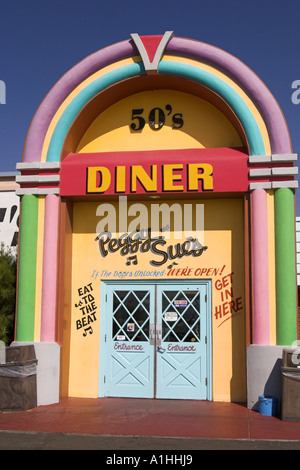 Eingang zum berühmten Peggy Sues fünfziger Jahre Diner auf der I15 nahe Barstow, Kalifornien USA Stockfoto