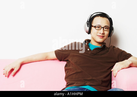 Porträt eines jungen Mannes mit Kopfhörern Stockfoto