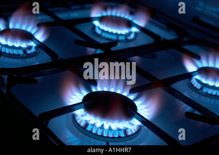 VIER BRENNENDE RINGE AUF GAS HERD KOCHFELD Stockfoto