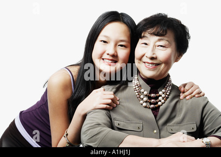 Porträt der Großmutter und Enkelin lächelnd Stockfoto