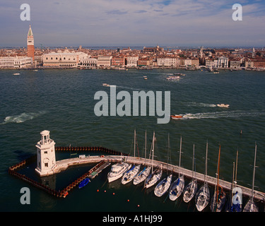 Markus s Campanile und Palazzo Ducale gesehen von San Giorgio Maggiore Campanile Venedig Italien Stockfoto