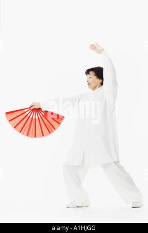 Reife Frau tanzt einen Sonnenschirm mit gedrückter Stockfoto