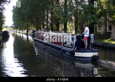 Schmale Boot auf der Kennet und Avon Kanal in Aldermaston Berkshire England UK Stockfoto