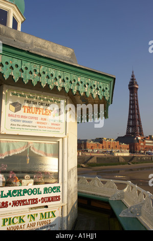 Blackpool Tower aus North Pier England Großbritannien Stockfoto