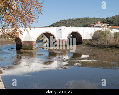 12. Jahrhundert Brücke über den Fluss Arade in Silves, Algarve, Portugal auf dem Gelände einer früheren römischen Brücke. Stockfoto