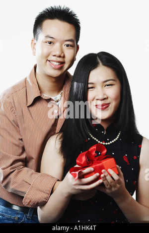 Porträt eines jungen Paares hält ein Geschenk Stockfoto