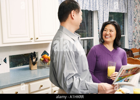 Seitenansicht eines älteren Mannes und eine reife Frau, Lächeln Stockfoto