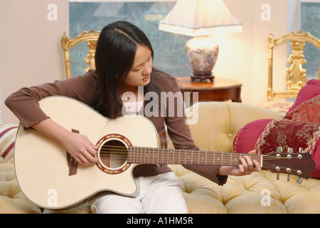 Nahaufnahme eines Mädchens, die Gitarre zu spielen Stockfoto