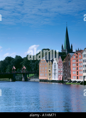 Gamle Bybrua (Altstädter Brücke), alte Lagerhäuser und Turm von Nidarosdomen, über Nidelva, Trondheim, Sør Trøndelag, Norwegen gesehen. Stockfoto