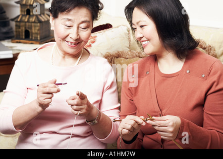 Nahaufnahme einer Mutter und ihrer Tochter stricken Stockfoto