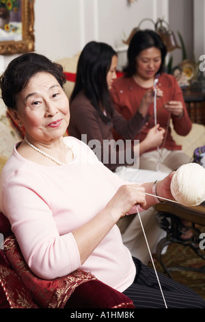 Porträt einer älteren Frau mit einem Ball aus Wolle Stockfoto