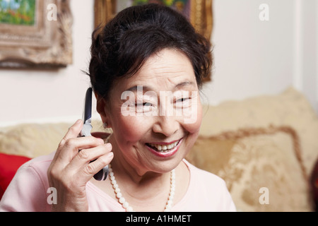 Nahaufnahme einer älteren Frau telefonieren mit einem Handy Stockfoto