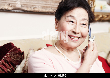 Nahaufnahme einer älteren Frau telefonieren mit einem Handy Stockfoto