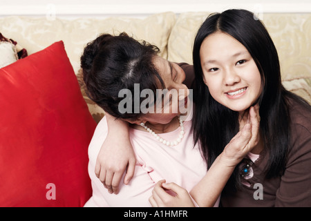 Porträt eines Mädchens umarmt ihre Großmutter Stockfoto