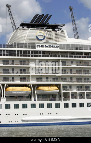 Die Welt cruise Liner Unterkunft zeigt Überbau Rettungsboote und Balkonen auf Seite des Schiffes Stockfoto