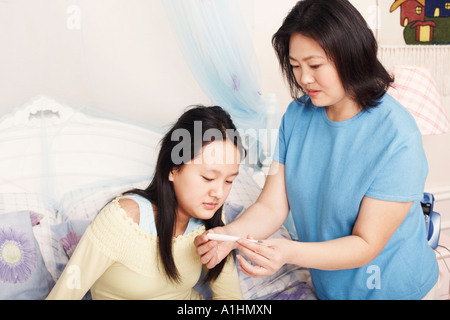 Nahaufnahme einer Mutter ihre Tochter Temperatur prüfen Stockfoto