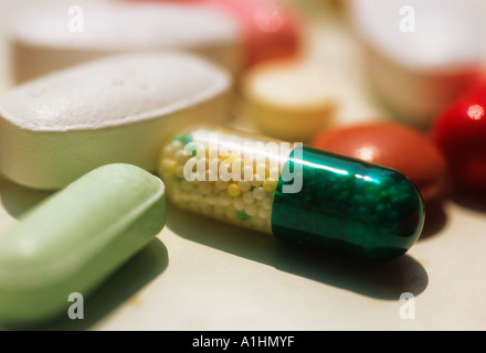 Pillen. Kapsel und Pille. Nahaufnahme von gemischten verschreibungspflichtigen Medikamenten. Pharmaindustrie. Arzneimittel Arzneimittel zur Linderung von Schmerzen und Krankheiten. USA Stockfoto