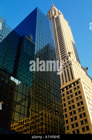 New York City das berühmte Art déco-Chrysler-Gebäude und die moderne Glasfront des Grand Hyatt Hotels in Midtown Manhattan bieten einen Blick von der Straße aus. Stockfoto