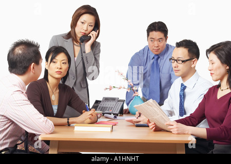 Drei Unternehmer und drei Unternehmerinnen in einer Besprechung Stockfoto