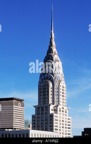 New York City, das Art Deco Chrysler Building und das MetLife Building Midtown Manhattan. Zwei Wolkenkratzer aus der Mitte des Jahrhunderts, von oben gesehen, in der 42nd Street. Stockfoto