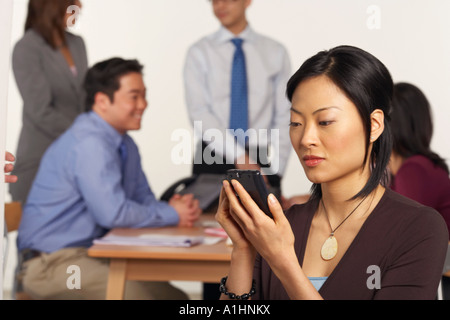 Geschäftsfrau hält eine Daten-Assistent Stockfoto