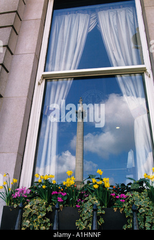 Europa England Großbritannien Vereinigtes Königreich Großbritannien London: Fensterspiegelung von Nelsons Säule auf dem Trafalgar Square im West End. Stockfoto