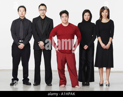 Porträt von drei junge Männer und zwei junge Frauen stehen Stockfoto
