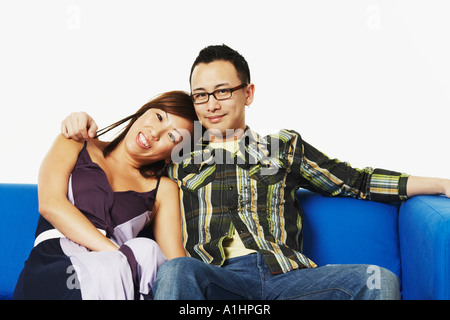 Porträt einer jungen Frau, stützte sich auf die Schulter des jungen Mannes Stockfoto