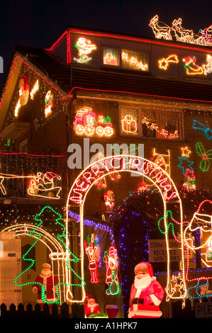 ein Haus in Clitheroe, Lancashire mit einem Übermaß an Weihnachtsbeleuchtung und Dekorationen geschmückt Stockfoto