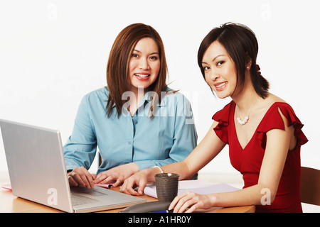 Porträt von zwei Geschäftsfrauen sitzt vor einem laptop Stockfoto