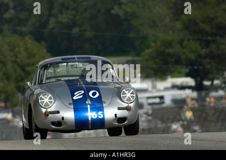 Dave Burton Rennen seine 1964 Porsche 356C Coupé bei der Kohler International Challenge mit Brian Redman 2006 Stockfoto