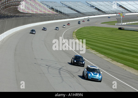 MINI Coopers tut touring Runden bei einem Club-Tag auf dem Michigan International Speedway Stockfoto