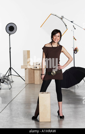 Porträt einer jungen Frau mit der Hand auf ihre Hüfte stehend Stockfoto