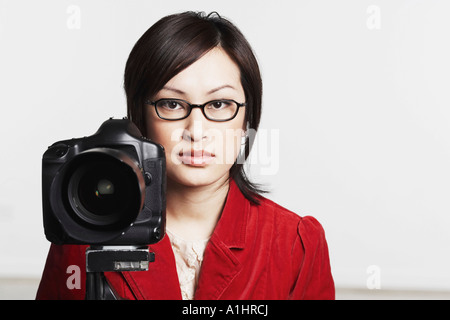 Porträt einer jungen Frau, die eine Kamera zu halten Stockfoto