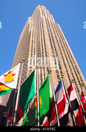 New York City Rockefeller Center das Comcast Building, (30 Rockefeller Plaza), (30 Rock), (GE Building), (RCA Building). Internationale Flaggen. Stockfoto