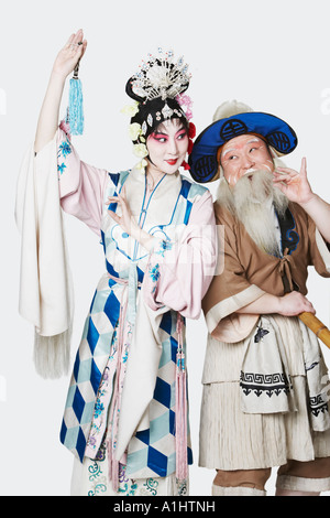 Mitte erwachsener Mann und eine reife Frau in traditioneller Kleidung Stockfoto