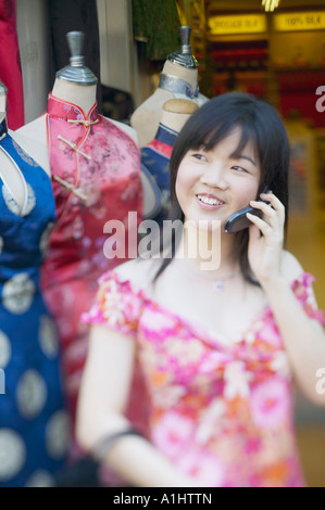 Junge Frau am Handy Stockfoto