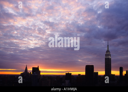 New York City Midtown Manhattan, Empire State Building, das sich vor einem wolkenlosen Sonnenuntergangshimmel präsentiert. USA Stockfoto