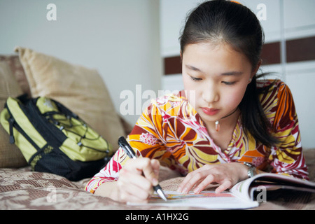 Nahaufnahme einer jungen Frau in ein Notizbuch schreiben Stockfoto