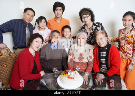 Porträt einer Familie bei einer Geburtstagsparty Stockfoto