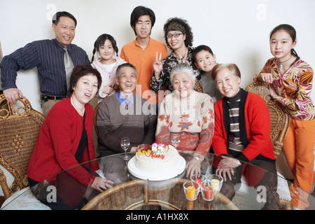 Porträt einer Familie bei einer Geburtstagsparty Stockfoto