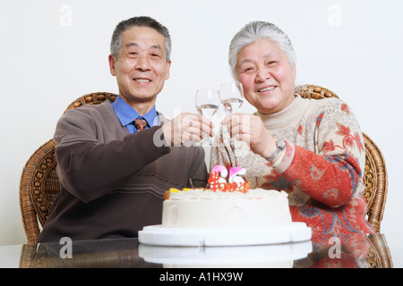 Porträt von ein älteres paar Toasten mit Weingläsern Stockfoto