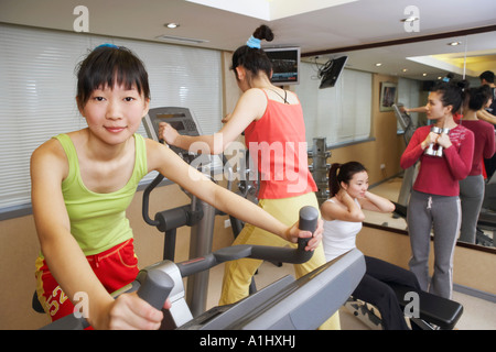 Vier junge Frauen Turnen in der Turnhalle Stockfoto