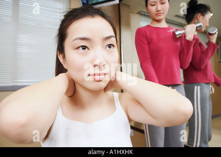 Nahaufnahme einer jungen Frau, die Ausübung Stockfoto