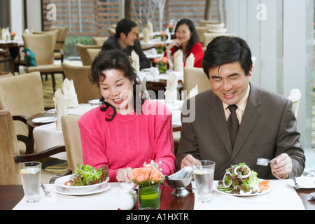 Älteres Paar, sitzen in einem Restaurant lächelnd Stockfoto
