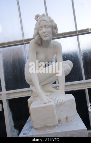 Statuen im neu restaurierten The Kibble Palace Gewächshaus im Botanischen Garten Glasgow Scotland Stockfoto