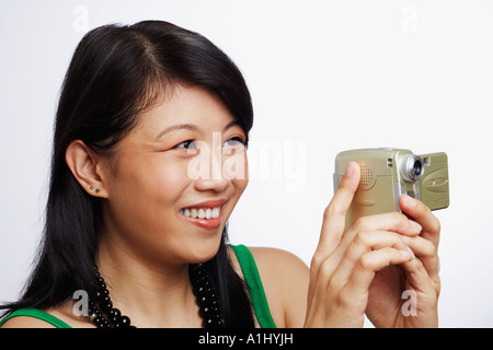 Nahaufnahme einer jungen Frau, die mit dem Fotografieren Stockfoto
